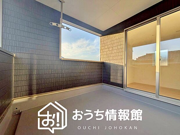【バルコニー】奥行きが広く、洗濯物をゆったりと干せる十分な広さで、家族の洗濯も捗ります。