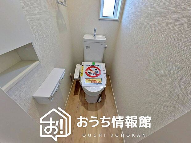 【トイレ】汚れてもサッとひと拭きでお手入れ簡単、エコ仕様の温水洗浄便座付きのトイレです。
バリアフリーにも配慮しています。