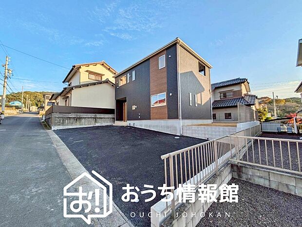 【現地写真（外観）】雨で汚れを落とし、耐久性・耐候性に優れた外壁を使用しています。