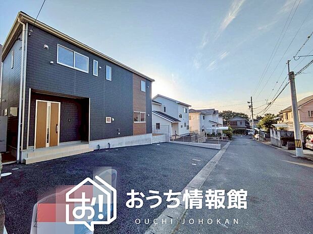 【現地写真（前道含む外観）】軽くて火災に強い屋根材を採用し、地震時の建物への負担や揺れを軽減しています。