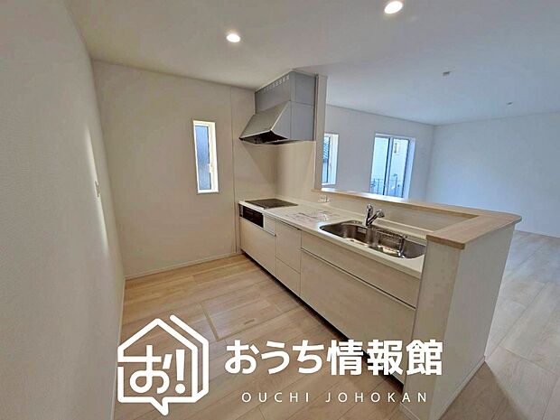 【現地写真（キッチン）】収納たっぷりのシステムキッチン、浄水器付水栓を標準装備しています。