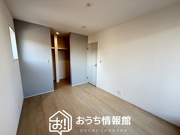 【現地写真（寝室）】木目の美しさを際立たせるシンプルデザインの建具を使用しています。