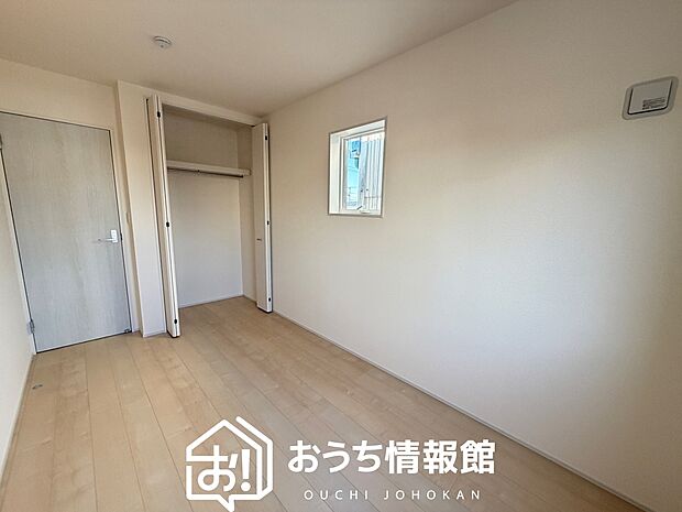 【現地写真（洋室）】木目の美しさを際立たせるシンプルデザインの建具を使用しています。