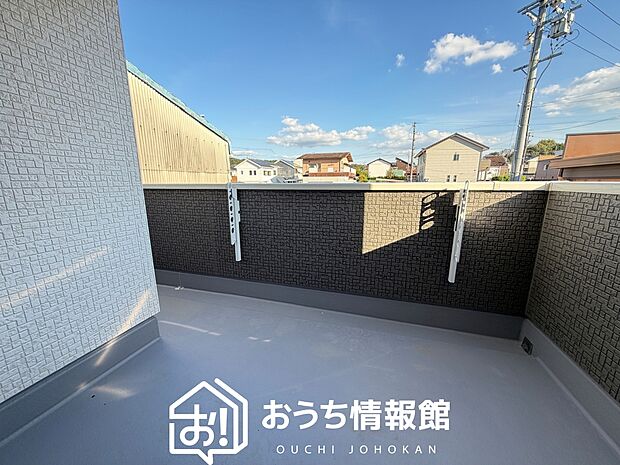【バルコニー】奥行きが広く、洗濯物をゆったりと干せる十分な広さで、家族の洗濯も捗ります。