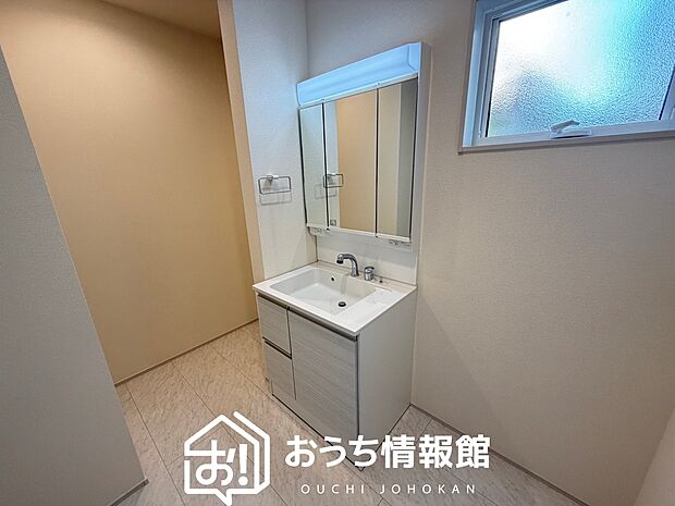 【洗面台・洗面所】鏡の両サイドは、必要なものを取出しやすく、大きな鏡面で朝の準備も快適。
使いやすいリフトアップ機能付きのシングルレバーシャワー水栓付です。