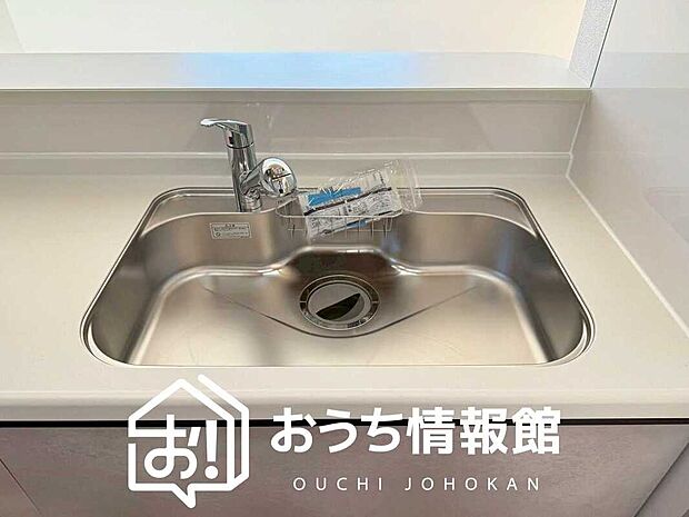 【浄水器内臓ハンドシャワー付シンク】広々とした凸型シンクに洗剤ポケットを標準装備。すっきり収納できます。
また、蛇口の先端に浄水器を内蔵しているため場所をとりません。
