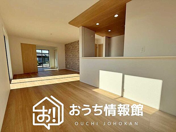 【現地写真（リビング）】フローリング材には、木目、色調など木材特有の風合いがあり、ナチュラルな美しさになっています。