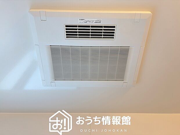 【電気式浴室暖房換気乾燥機】寒い冬場はあたたかく、暑い夏場は扇風機のような心地よさです。
雨の日は、浴室が衣類乾燥スペースになります。
