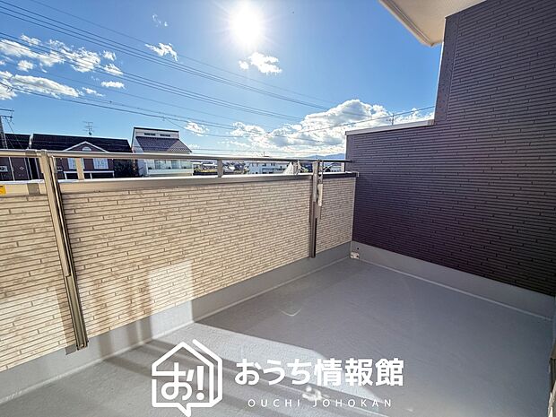 【バルコニー】奥行きが広く、洗濯物をゆったりと干せる十分な広さで、家族の洗濯も捗ります。