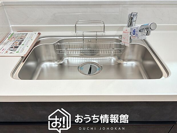 【浄水器内臓ハンドシャワー付シンク】広々とした凸型シンクに洗剤ポケットを標準装備。すっきり収納できます。
また、蛇口の先端に浄水器を内蔵しているため場所をとりません。