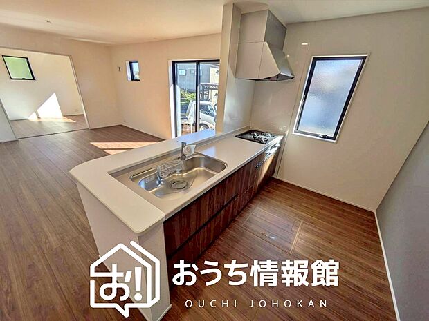 【現地写真（キッチン）】収納たっぷりのシステムキッチン、浄水器付水栓を標準装備しています。