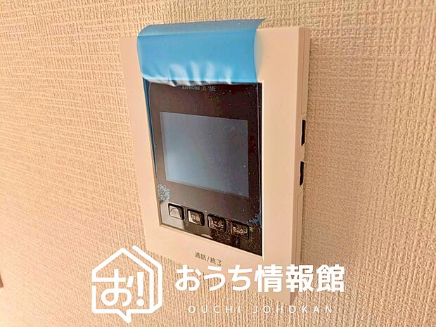 【TVモニター付インターホン】手放し通話ができ、送話表示灯で送話・受話状態が確認できます。
映像と音声で玄関先の様子をチェックできるモニター機能や、夜間の訪問者の顔も確認できるLEDライトを装備しています。