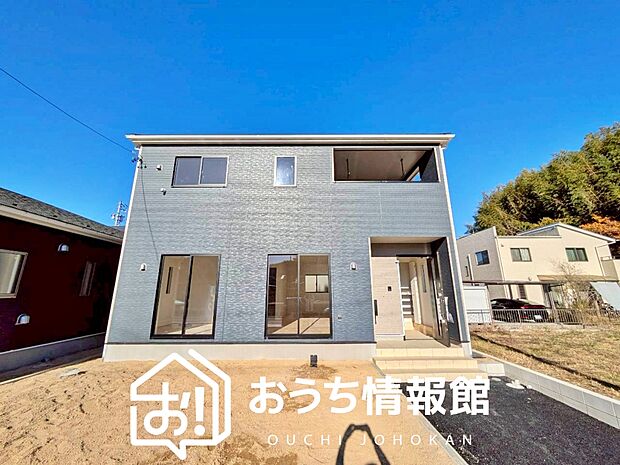 【現地写真（外観）【３号地】】軽くて火災に強い屋根材を採用し、地震時の建物への負担や揺れを軽減しています。