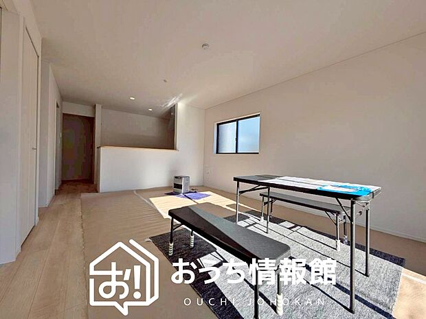 【現地写真（リビング）】フローリング材には、木目、色調など木材特有の風合いがあり、ナチュラルな美しさになっています。