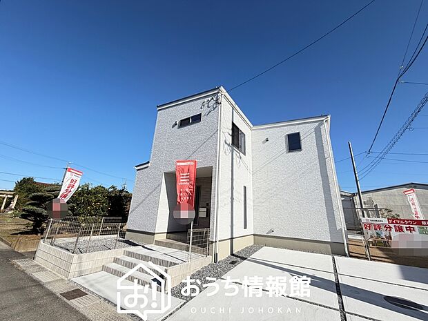 【現地写真（街並み）】軽くて火災に強い屋根材を採用し、地震時の建物への負担や揺れを軽減しています。