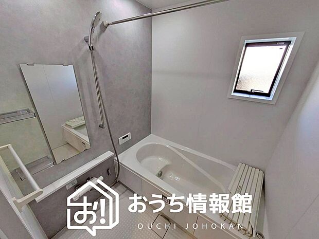 【現地写真（浴室）】浴室暖房乾燥機付き。１坪タイプで広々です。