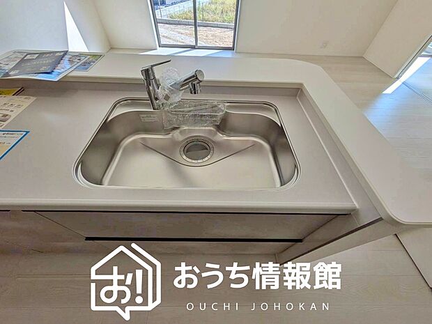 【浄水器内臓型ハンドシャワー付シンク】傷や汚れが付きにくい静音仕様の全面エンボス加工シンク。
また、蛇口の先端に浄水器を内蔵。浄水シャワーが使える毎分4リットルのたっぷり浄水。