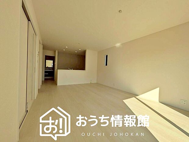 【現地写真（リビング）】フローリング材には、木目、色調など木材特有の風合いがあり、ナチュラルな美しさになっています。