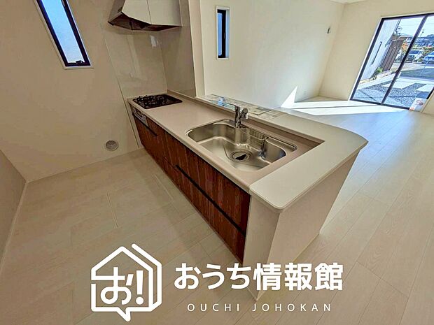 【現地写真（キッチン）】収納たっぷりのシステムキッチン、浄水器付水栓を標準装備しています。