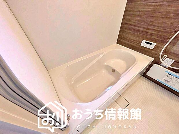 【現地写真（浴室）】浴室暖房乾燥機付き。１坪タイプで広々です。