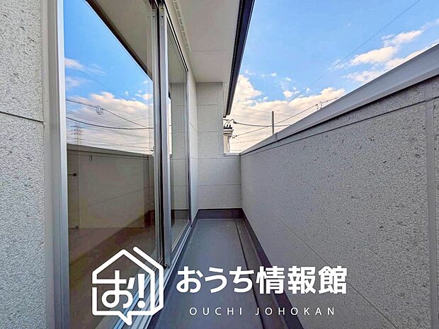 【バルコニー】奥行きが広く、洗濯物をゆったりと干せる十分な広さで、家族の洗濯も捗ります。