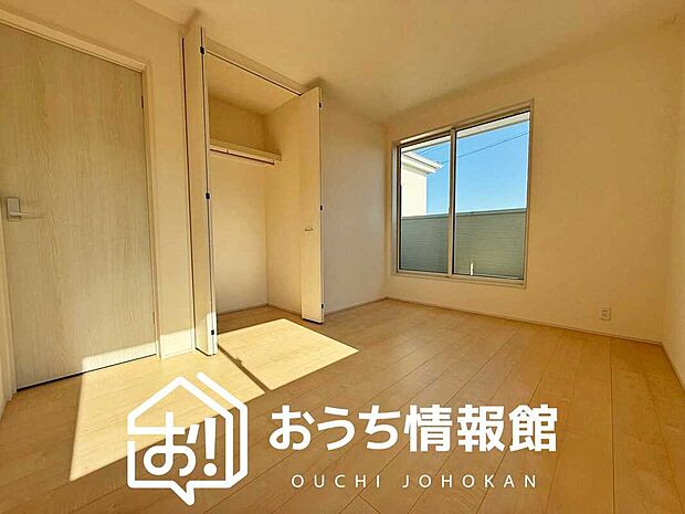 【現地写真(洋室)】木目の美しさを際立たせるシンプルデザインの建具を使用しています。