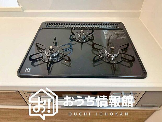 【ビルトインコンロ】フラットな構造で清掃性が高く、過熱防止センサー付3口タイプで日頃の家事も快適です。