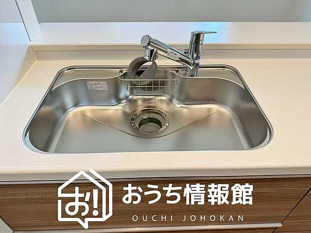 【浄水器内臓型ハンドシャワー付シンク】傷や汚れが付きにくい静音仕様の全面エンボス加工シンク。
また、蛇口の先端に浄水器を内蔵。浄水シャワーが使える毎分4リットルのたっぷり浄水。