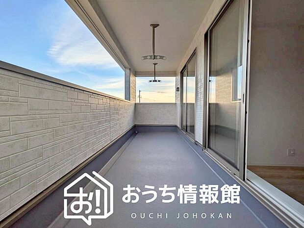 【バルコニー】奥行きが広く、洗濯物をゆったりと干せる十分な広さで、家族の洗濯も捗ります。