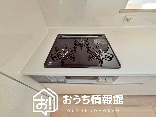 【ビルトインコンロ】フラットな構造で清掃性が高く、過熱防止センサー付３口タイプで日頃の家事も快適です。