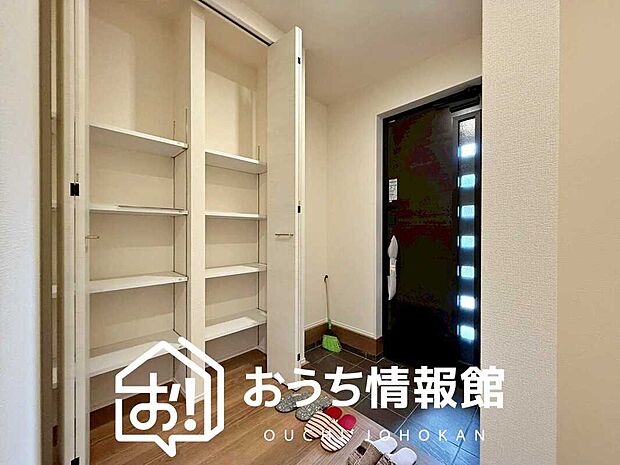 【現地写真(玄関)】玄関には、大型のシューズ収納を設置しています。