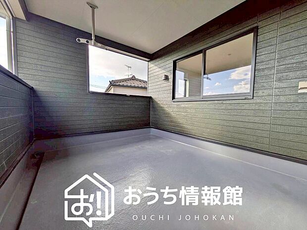 【バルコニー】奥行きが広く、洗濯物をゆったりと干せる十分な広さで、家族の洗濯も捗ります。