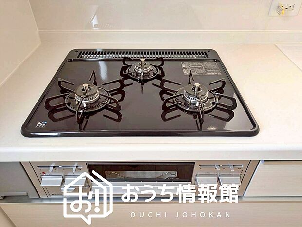 【ビルトインコンロ】フラットな構造で清掃性が高く、過熱防止センサー付３口タイプで日頃の家事も快適です。