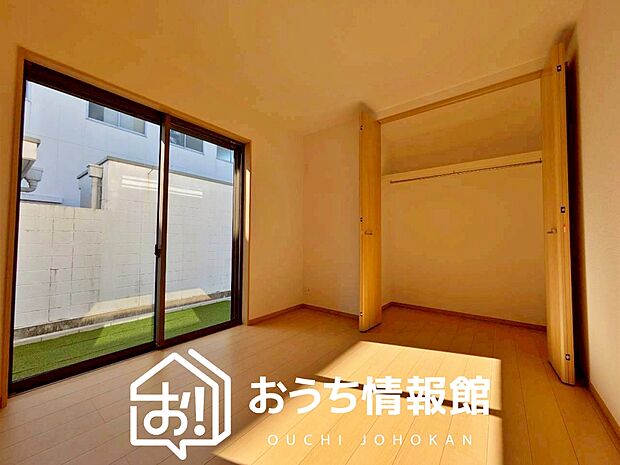 【現地写真(洋室)】木目の美しさを際立たせるシンプルデザインの建具を使用しています。