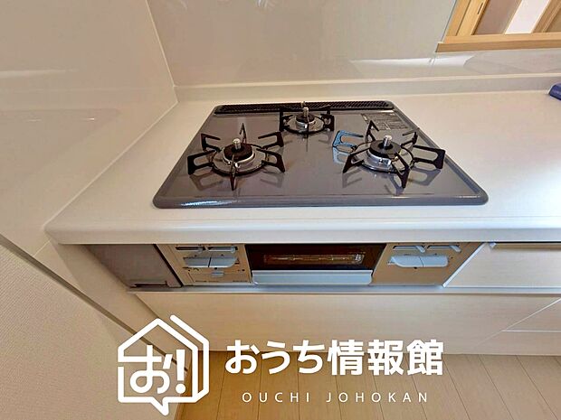 【ビルトインコンロ】フラットな構造で清掃性が高く、過熱防止センサー付3口タイプで日頃の家事も快適です。