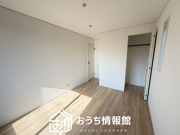 【現地写真（寝室）】木目の美しさを際立たせるシンプルデザインの建具を使用しています。