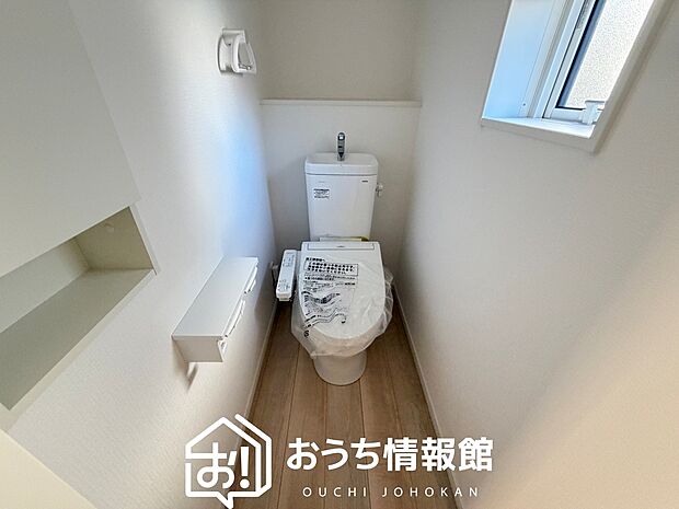 【トイレ】汚れてもサッとひと拭きでお手入れ簡単、エコ仕様の温水洗浄便座付きのトイレです。
バリアフリーにも配慮しています。