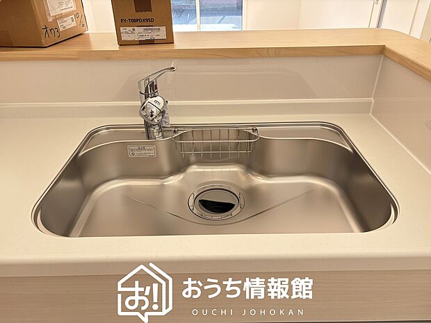 【浄水器内臓ハンドシャワー付シンク】広々とした凸型シンクに洗剤ポケットを標準装備。すっきり収納できます。
また、蛇口の先端に浄水器を内蔵しているため場所をとりません。