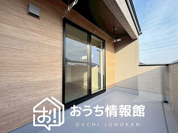 【バルコニー】奥行きが広く、洗濯物をゆったりと干せる十分な広さで、家族の洗濯も捗ります。