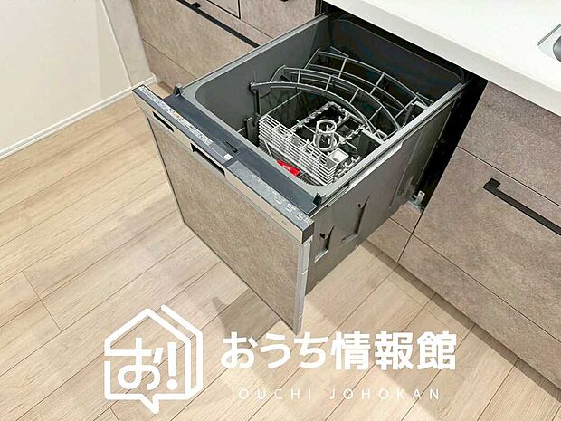 【食器洗い乾燥機】食後の時間にゆとりを与えてくれる食器洗い乾燥機。
操作ボタンも上面にあるので、腰をかがめずに操作ができラクラクです。