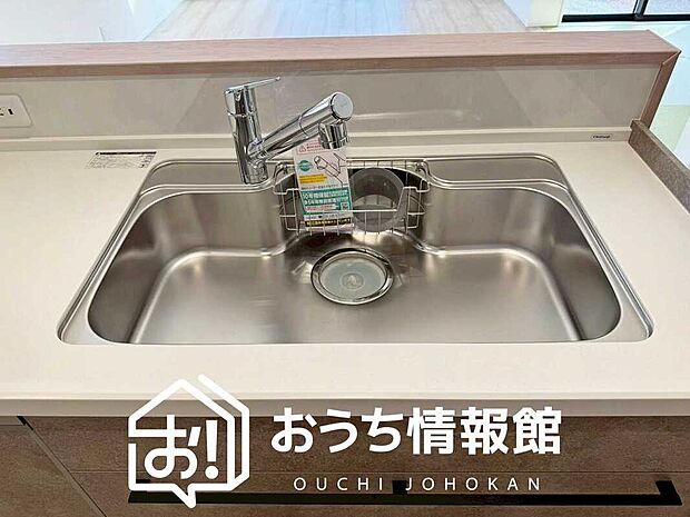 【浄水器内臓型ハンドシャワー付シンク】傷や汚れが付きにくい静音仕様の全面エンボス加工シンク。
また、蛇口の先端に浄水器を内蔵。浄水シャワーが使える毎分4リットルのたっぷり浄水

