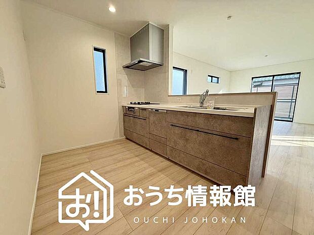 【現地写真（キッチン）】収納たっぷりのシステムキッチン、浄水器付水栓を標準装備しています。