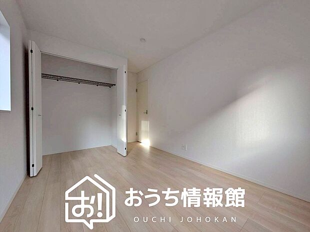 【現地写真（寝室）】木目の美しさを際立たせるシンプルデザインの建具を使用しています。