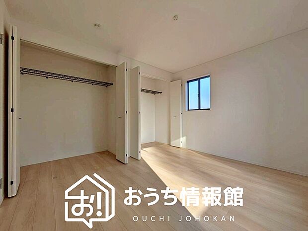 【現地写真（寝室）】木目の美しさを際立たせるシンプルデザインの建具を使用しています。