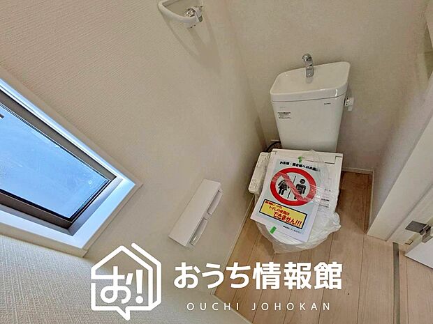 【トイレ】汚れてもサッとひと拭きでお手入れ簡単、エコ仕様の温水洗浄便座付きのトイレです。
バリアフリーにも配慮しています。