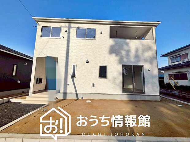 【現地写真（外観）【２号地】】雨で汚れを落とし、耐久性・耐候性に優れた外壁を使用しています。