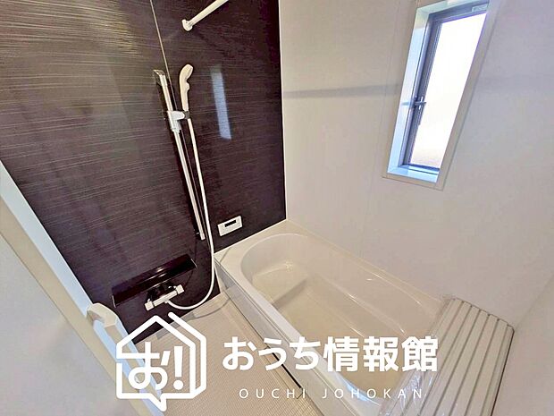 【現地写真（浴室）】浴室暖房乾燥機付き。１坪タイプで広々です。