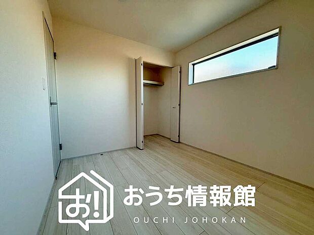 【現地写真(洋室)】木目の美しさを際立たせるシンプルデザインの建具を使用しています。