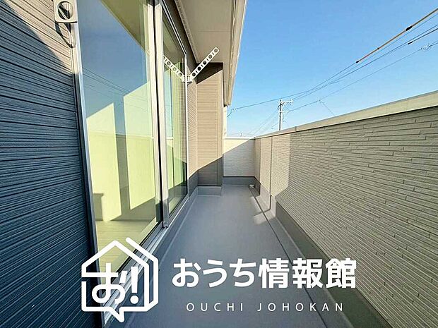 【バルコニー】奥行きが広く、洗濯物をゆったりと干せる十分な広さで、家族の洗濯も捗ります。