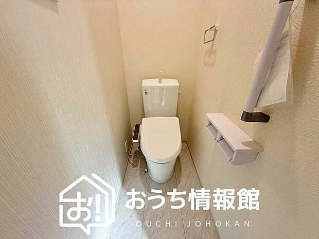 【トイレ】汚れてもサッとひと拭きでお手入れ簡単、エコ仕様の温水洗浄便座付きのトイレです。
バリアフリーにも配慮しています。